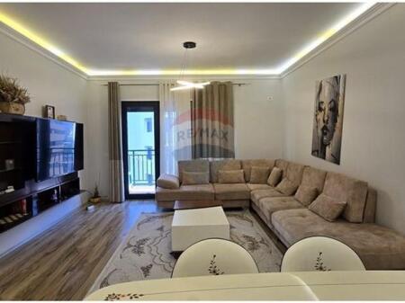 Shitet Apartament 3+1+2 me Post Parkimi | Green City, Unaze e Re