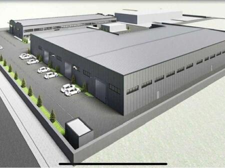 Capannone in Vendita nel Quartiere 15, Spitallë – Durrës  In una delle zone industriali più sviluppate della città di Durrës, è offerto in vendita un capannone moderno con una superficie costruita di 1.870 m², costruito secondo gli standard dell'Unione Europea. L'edificio si estende su un terreno di 2.000 m², con accesso diretto dalla strada principale, offrendo condizioni eccellenti per il trasporto e le operazioni logistiche.  Caratteristiche principali  Superficie costruita: 1.870 m²  Superficie del terreno: 2.000 m²  Altezza interna: 9,2 metri  Bagni: 4 ambienti igienico-sanitari  Possibilità di divisione: L'edificio può essere diviso in due unità separate, adatte a diverse attività  Costruzione: Struttura metallica e muratura rinforzata, secondo le norme di sicurezza e qualità dell'UE  Infrastruttura completa: Energia elettrica, acqua e illuminazione interna installate  Cortile funzionale: Spazio esterno di 2.000 m² per parcheggio, carico-scarico e circolazione di veicoli pesanti  Adattamento ideale per:  Attività produttiva o di lavorazione  Magazzino / deposito merci  Centro di distribuzione o logistica  Servizio industriale o punto tecnico  Posizione  Il capannone si trova nel Quartiere 15, Spitallë – Durrës, con una posizione strategica vicino al Porto di Durrës e all'Autostrada Tirana–Durrës, offrendo accesso rapido e collegamento diretto con la rete stradale nazionale principale.  Un investimento sicuro  Questa proprietà rappresenta un'eccellente opportunità di investimento per aziende che cercano spazi pronti per attività industriali o logistiche, in una delle aree di sviluppo economico più dinamiche di Durrës.