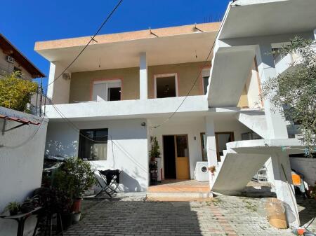 SHITET VILË 2-KATËSHE 6+2+OBORR PRIVAT TRREGU INDUSTRIAL DURRES