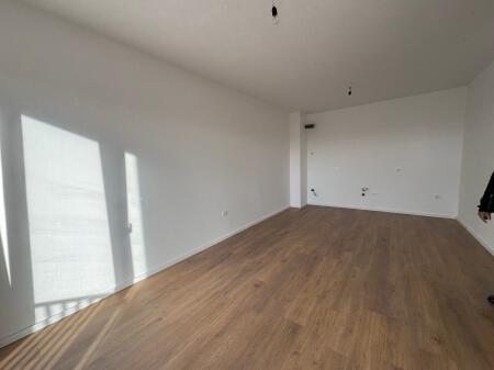 Affittasi appartamento 1+1  Trio Tower  Piano: 8  Prezzo: 55.000 lek / mese  Stato: Parzialmente arredato