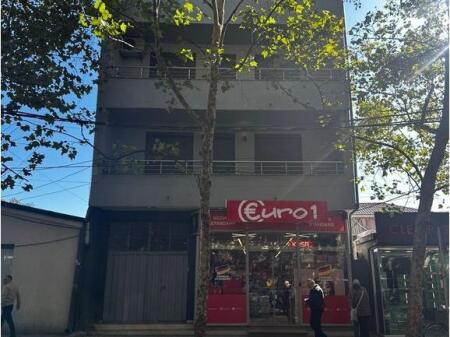VENDIAMO UN EDIFICIO COMMERCIALE DI 4 PIANI NEL CENTRO DI XHAMLLIK 1.360.000 €