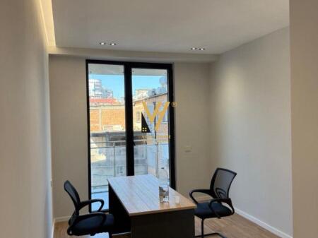 AFFITTASI UFFICIO 70 M2 VICINO A MINE PEZA 700 EURO