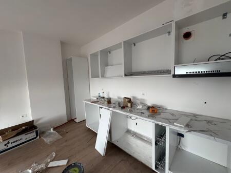 Affittasi appartamento 2+1+2  Trio Tower  Piano: 2  Prezzo: 58.000 lek / mese  Stato: Parzialmente arredato