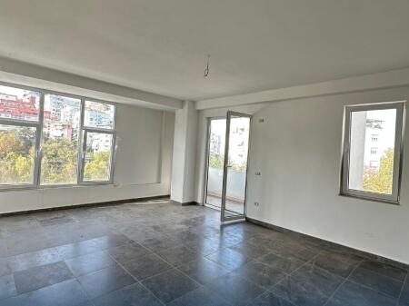 Shitet apartament 2+1+2 liqeni that