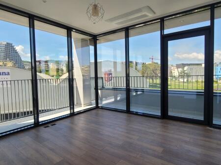  Locale commerciale con parcheggio in affitto a Lake View