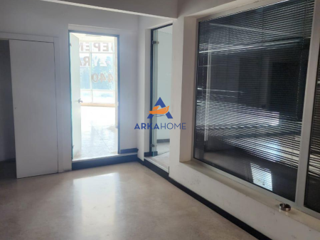 LOCALE COMMERCIALE IN AFFITTO 210M2 "RRUGA E KAVAJES" 2500€
