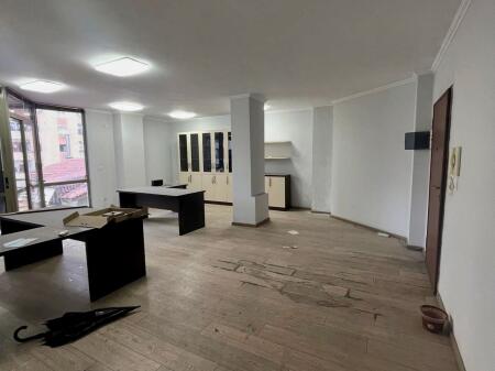  SHITET Apartament 2+1 Me Ballkon  21-Dhjetori, Prane Hotel "Mondial" 