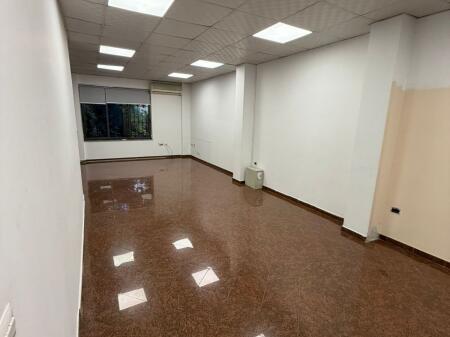  Edificio di 3 piani in affitto a Myslym Shyri – Perfetto per affari!!