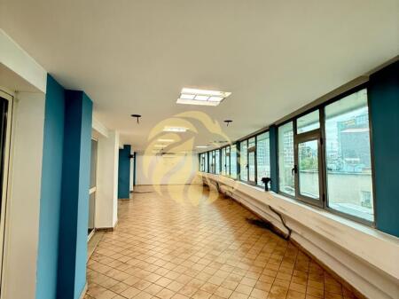  AMBIENTE DI 310 M² PER ATTIVITÀ COMMERCIALE NEL CUORE DI TIRANA – SPAZIO IDEALE PER IL TUO SUCCESSO!  SUPER OPPORTUNITÀ PER IL BUSINESS!