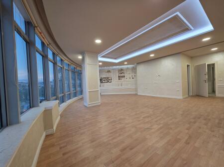 Locale di 336m2 in affitto