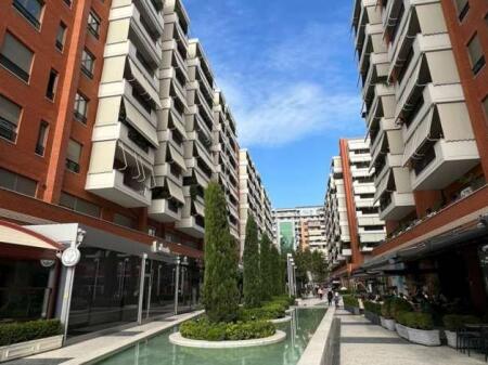 AMBIENTE COMMERCIALE IN AFFITTO PER UFFICI PRESSO IL COMPLESSO DELIJORGJI 570M2