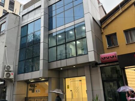 Edificio di 3 piani a Myslym ShyrI 4300 EUROME IN AFFITTO