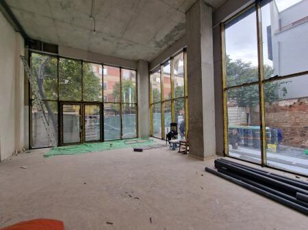 Locale Commerciale in Affitto – 160 m² | Angolo | Via Barrikadave, Centro