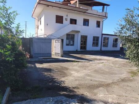  PRONË EKSKLUZIVE NË SHETITOREN “TAULANTIA”,Kavaje — MUNDËSI  INVESTIMI Shitet një godinë me potencial të lartë zhvillimi, e pozicionuar buzë rrugës kryesore