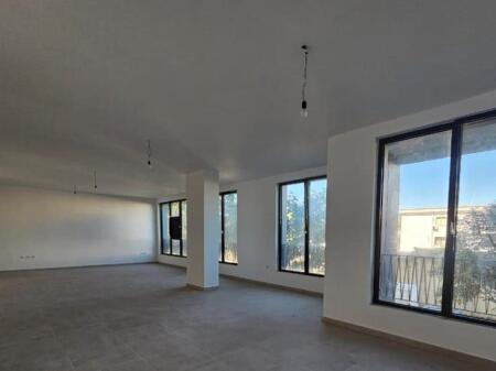 LOCALE COMMERCIALE IN AFFITTO PRESSO LA RESIDENZA ZIRKON CON VISIBILITÀ DALLA STRADA PRINCIPALE