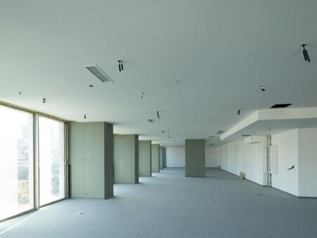 UFFICIO IN AFFITTO A DOWNTOWN ONE TIRANA!!