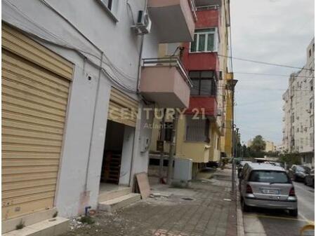 Locale Commerciale In Vendita sulla Spiaggia Ferrovia, a 20 m dal mare Durrës