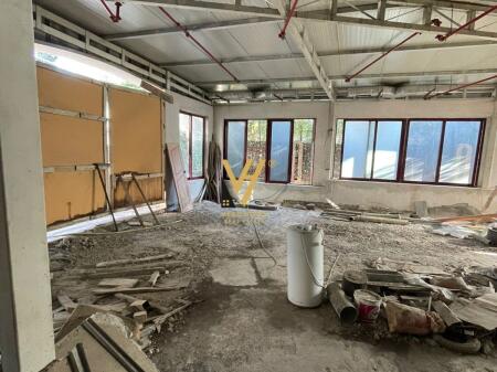 AFFITTASI EDIFICIO COMMERCIALE 2500 M2 A SELITE 13.000 EURO