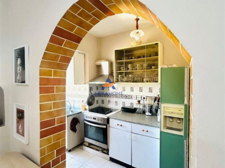 VENDESI APPARTAMENTO 2+1+BALCONE "VICINO AL VECCHIO MERCATO ELETTRICO, VIA TODI SHKURTI" 150000 EURO