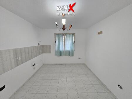 Appartamento 3+1+2 in affitto, vicino alla Scuola “Qemal Mici”, Durrës.