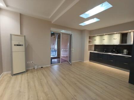  Shitet Apartament 2+1 në Zonën e Xhamllikut me Hipoteke. Mundësi shumë e mirë investimi!