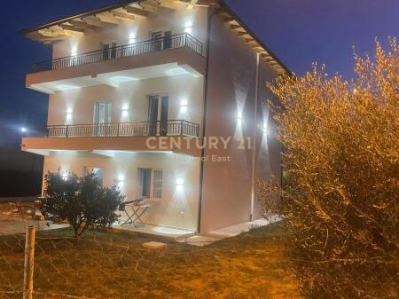 Si affitta un piano di villa a Farkë – comfort, spazio e accesso perfetto