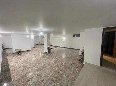 AMBIENTE COMMERCIALE IN AFFITTO - 200m², NEL CUORE DI BLLOKU!
