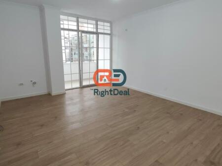 Tek Rruga E Bogdaneve ,Shitet Apartament 2+1 Me Planimteri Te Rregullt!!