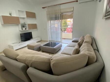 Appartamento 3+1 con veranda di 30 m² in affitto – Durrës