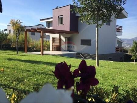 VILLA SU TRE PIANI IN AFFITTO LONG HILL