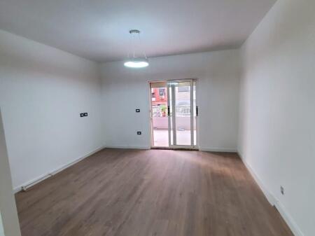  Vendesi in vendita appartamento 1+1 con veranda a Komuna e Parisit