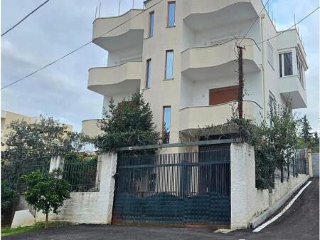 Affittasi villa su 3 piani a Kodra e Priftit, con una superficie di 120 m² per piano.
