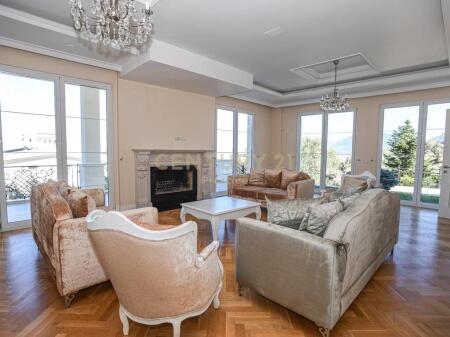 VILLA DI LUSSO CON PISCINA – LAGO ASCIUTTO