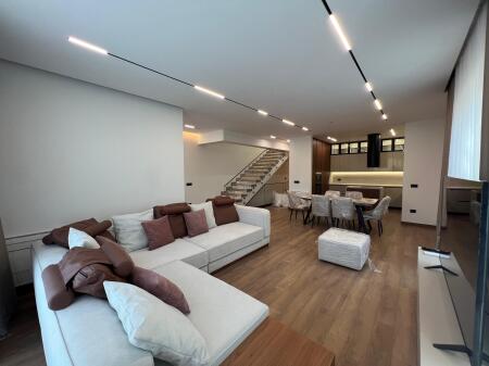  AFFITTO Villa Attaccata  Forest Residence, Lago Secco       Villa su 3 Piani    Superficie Abitabile 400 m2    Superficie Terreno 400 m2    Organizzata In: Soggiorno Spazioso e Cucina, 4 Camere da Letto, 5 Bagni, Giardino Verde, Cantina,  3 Posti Auto.      Prezzo 4.000 Euro