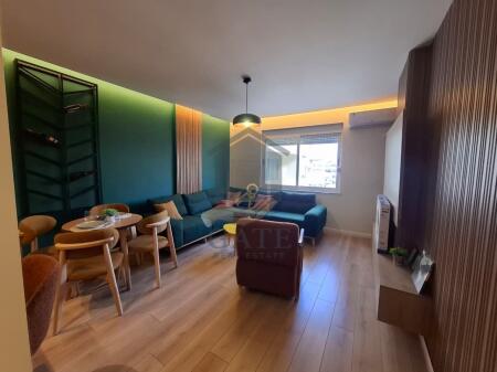 Shitet apartament 2+1 – Plazh Iliria, totalisht i mobiluar dhe i investuar, kati i 6 me ashensor – shumë pranë detit, pranë Hotel Horizont