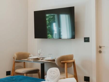 Jepet me Qira 2 Studio me Ambjent Gatimi, perfekte për Airbnb Myslym Shyri, 2 min nga Sheshi Skënderbej
