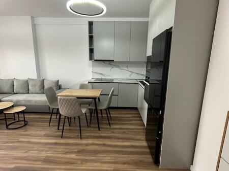 2+1,arredato di lusso,alla scuola rossa,800 euro con parcheggio