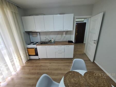 Affittasi appartamento 1+1 in Via Kavaja, vicino al centro.