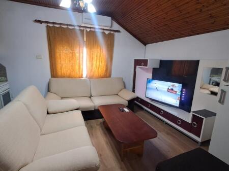 Affittasi ingresso 1+1 al 21 Dhjetori 500 €!