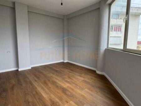 Shitet, Apartament 1+1, Fresku , Tiranë
