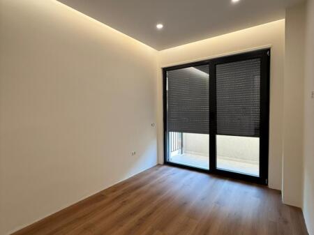 Shitet Apartament 2+1+2 me Post Parkimi – Radisson Hotel, Liqeni i Thatë