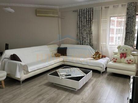 Shitet, Apartament 2+1+2, Stacioni i Trenit