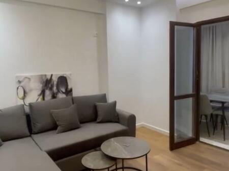 3 Apartamente 1+1 per shitje tek komuna e parisit