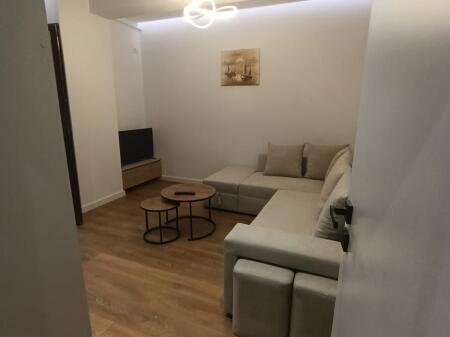 Apartment 1+1 at Lulishtja Komuna e Parisit!