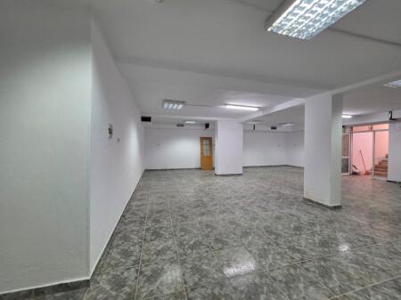 In Affitto: Locale Commerciale Sup.110m² Sulla Strada PrincipaleBlocco Ville a Selite - Comune di Parigi | 800€/Mese