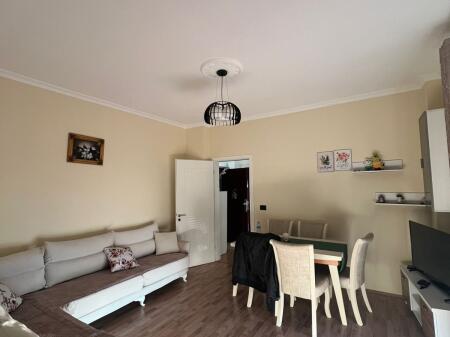  Jepet me qira Apartament 1+1  Fresku, pranë stacionit të parë të autobusit, mbi pallatet e Tom Doshit  Kati 2  1 dhomë gjumi + sallon/kuzhinë  Orientim perëndim  Kondicioner (do të vendoset)  Parkim i lehtë në zonë   Çmimi: 300 € / muaj