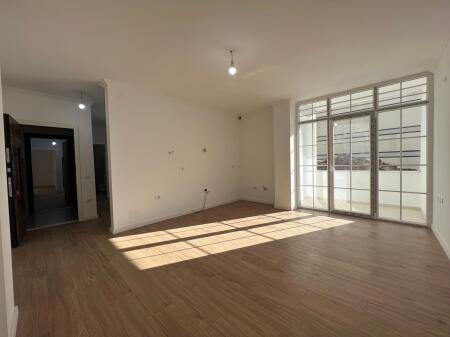  SHITET Apartament 2+1 Me Depo Dhe Ballkon  Prane Qendres  Rruga e "Bogdaneve" 