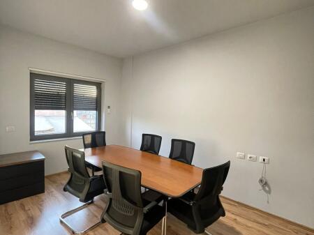 Locale per ufficio in affitto al Ring Center!
