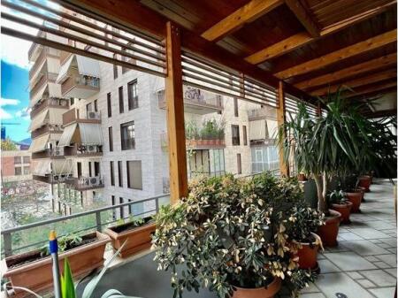 Shitet apartament me verandë tek Garda e Republikës