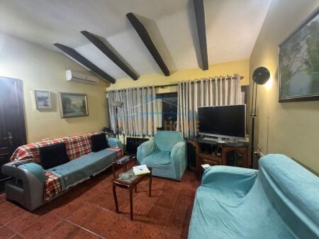 Shitet, Apartament 3+1+2, Rruga 4 Deshmorët, Tiranë. .